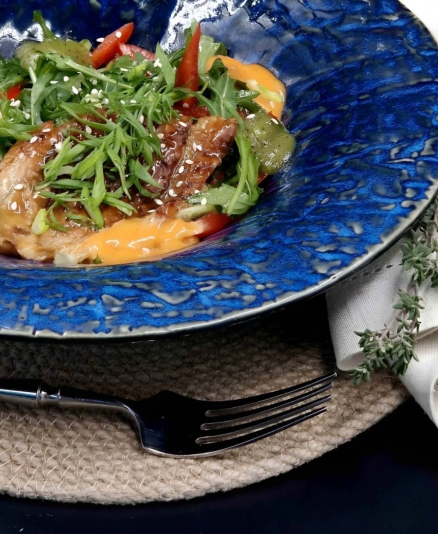 Салат с копченым угрем