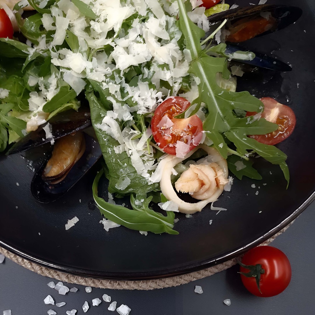 Теплый салат с морепродуктами