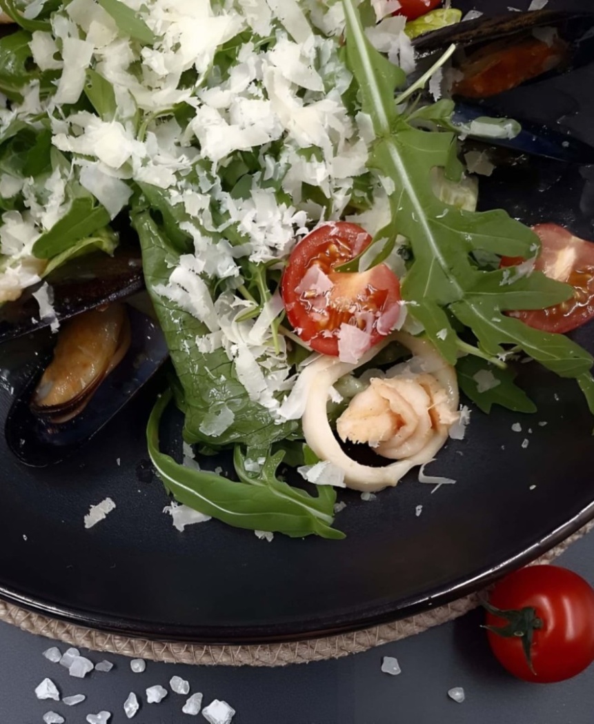 Теплый салат с морепродуктами