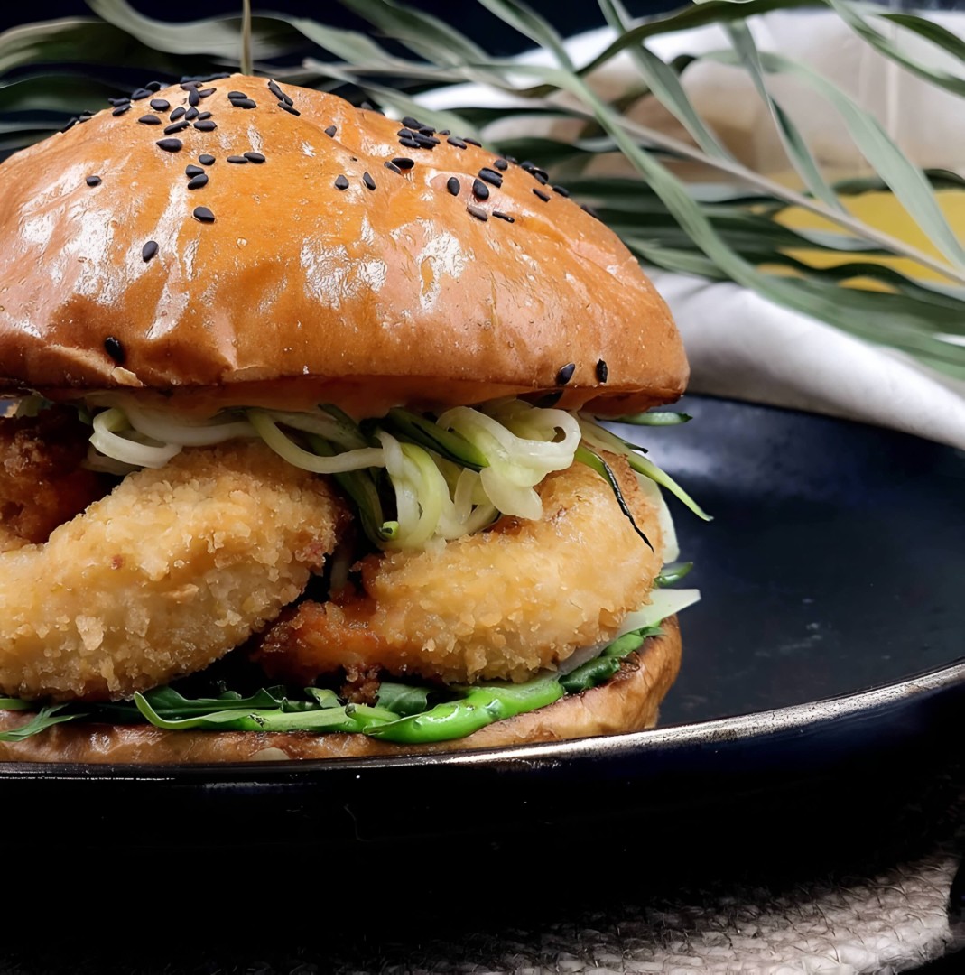 Бургер с креветками темпура и картофелем фри