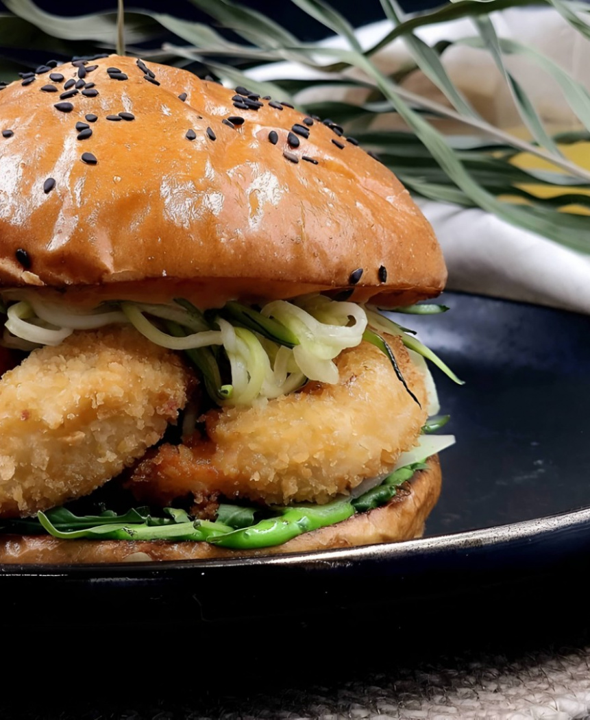 Бургер с креветками темпура и картофелем фри