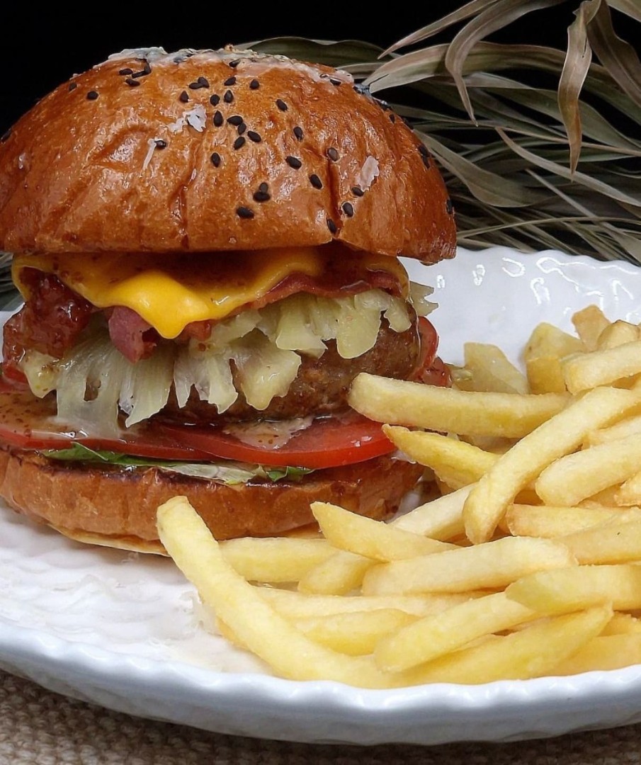 Гавайский жжёный бургер с говядиной и картофелем фри
