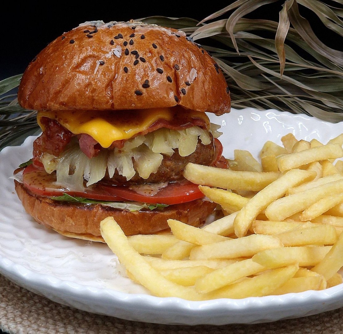 Гавайский жжёный бургер с говядиной и картофелем фри