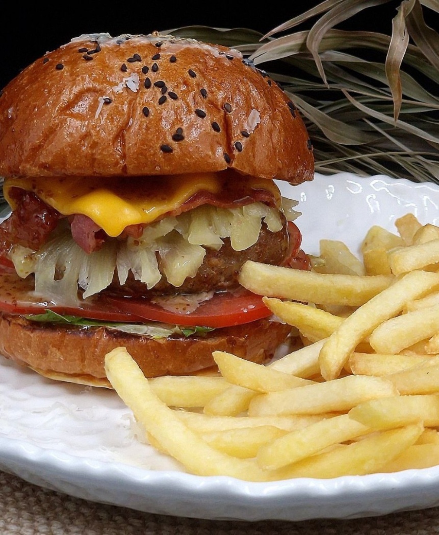 Гавайский жжёный бургер с говядиной и картофелем фри