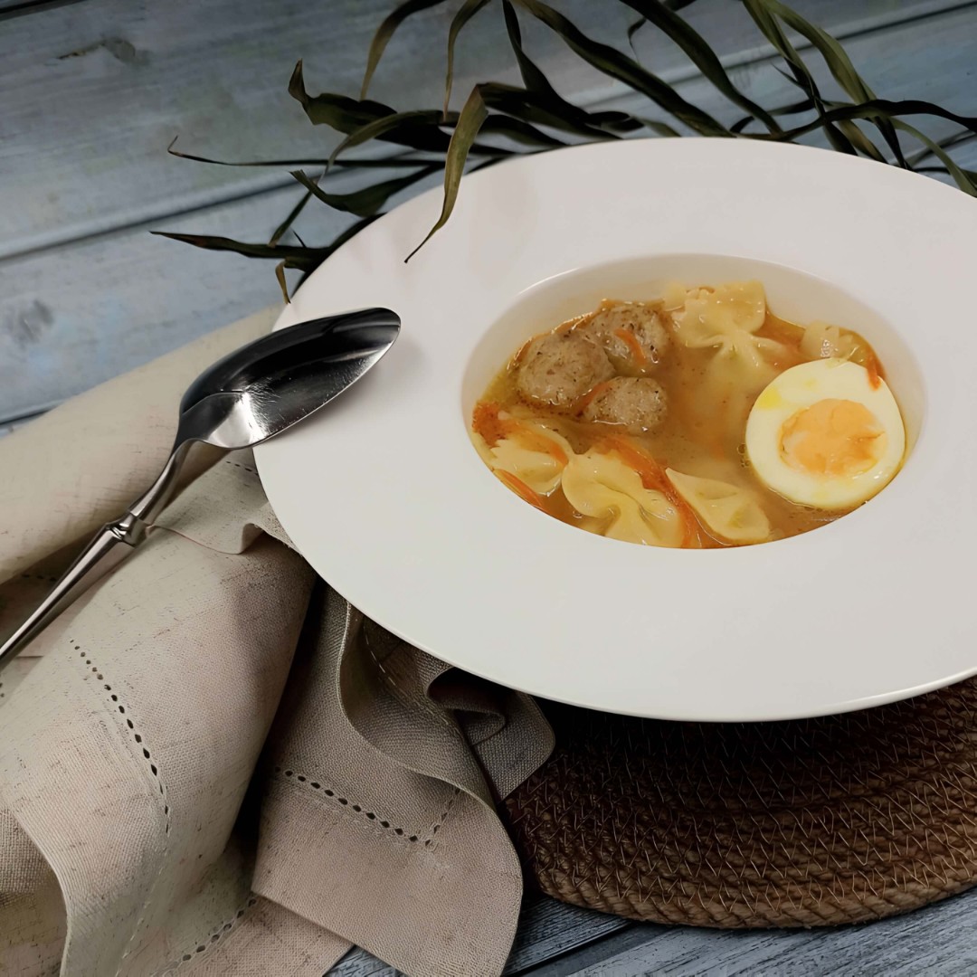 Домашний куриный суп с буковками