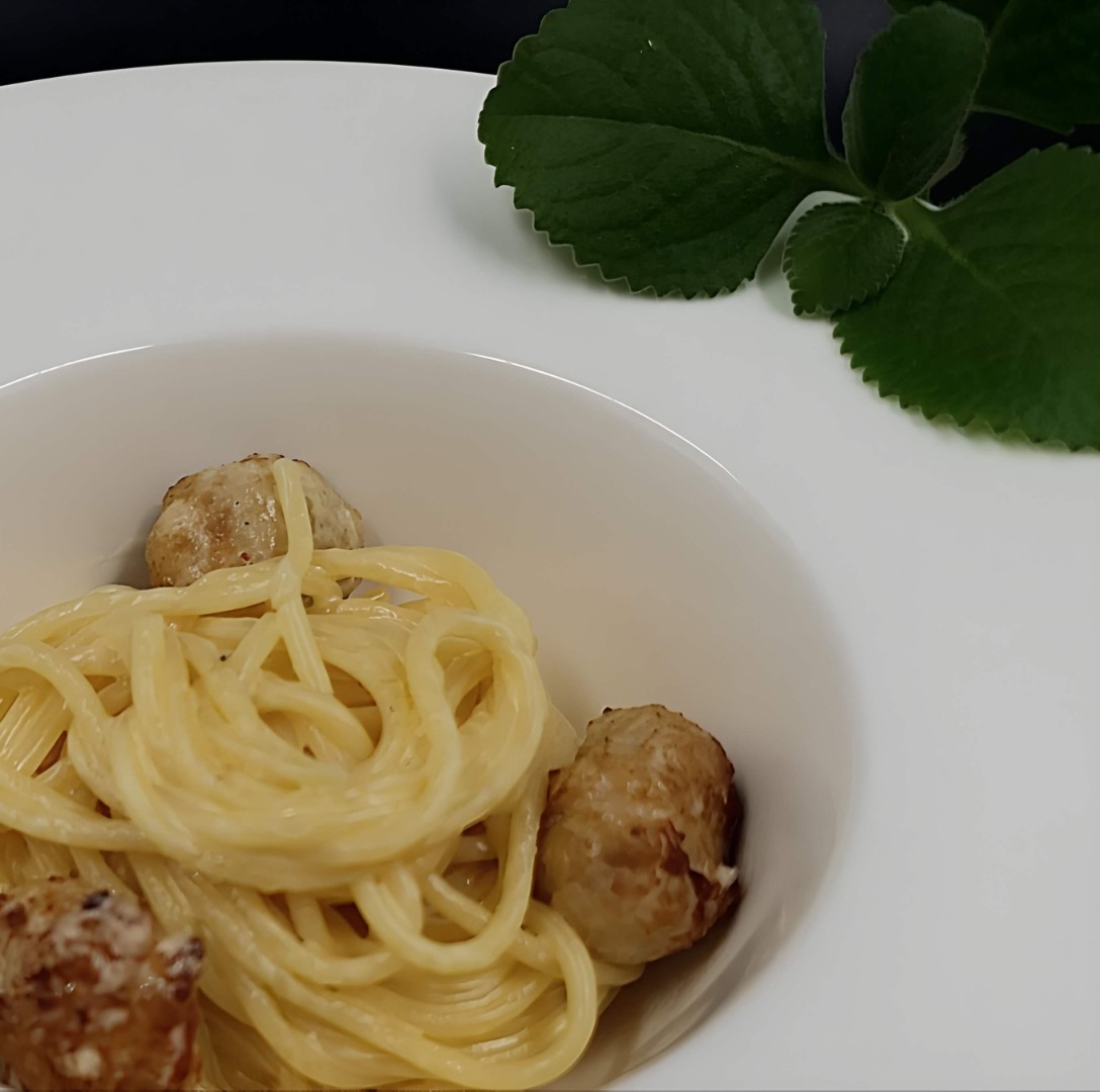Спагетти с куриными фрикадельками