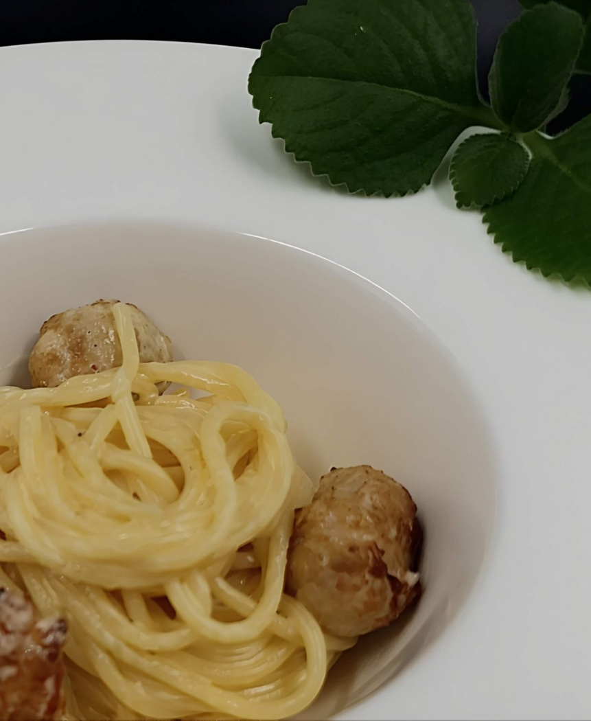 Спагетти с куриными фрикадельками