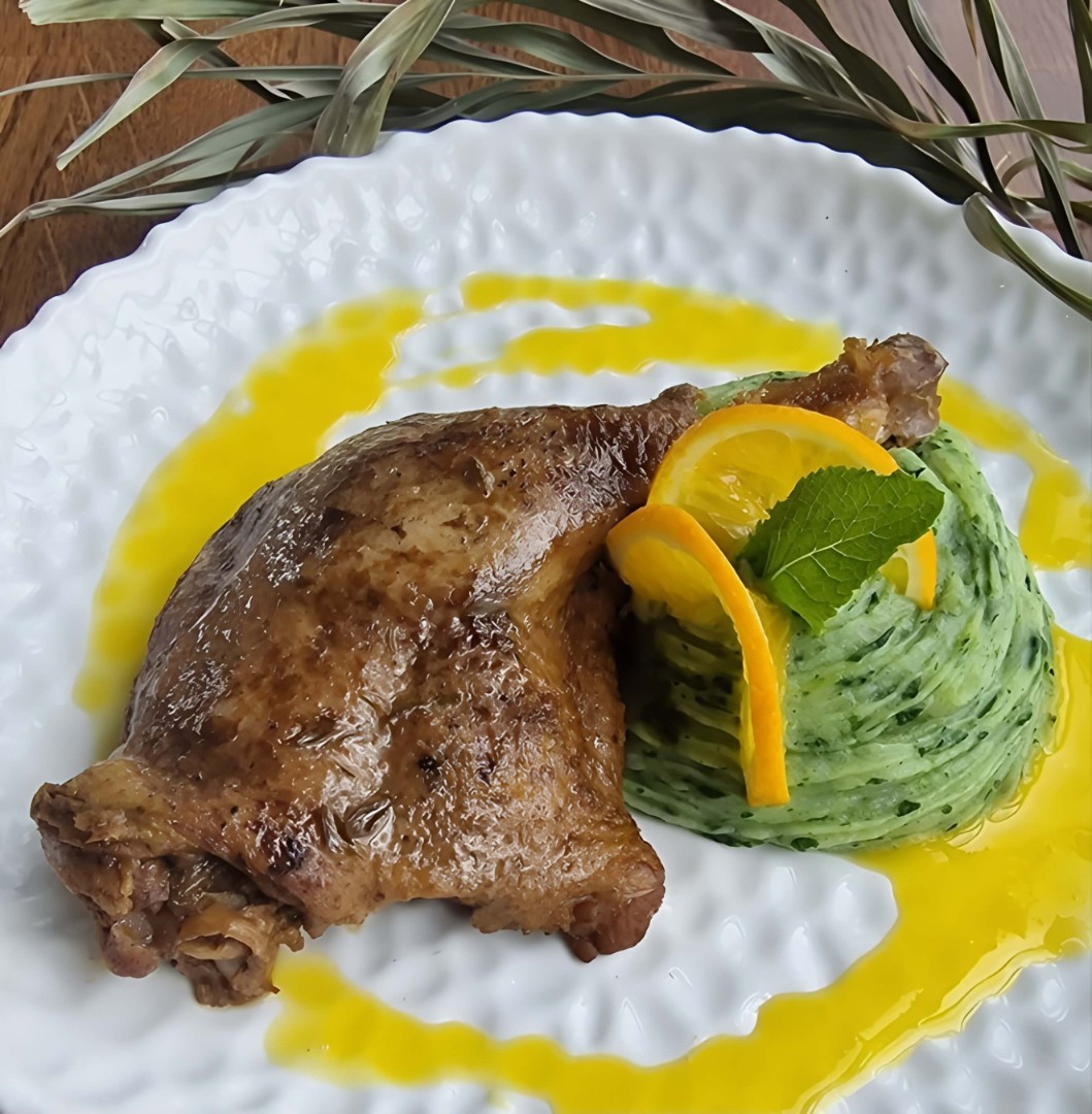 Утка с муссом из картофеля и шпината