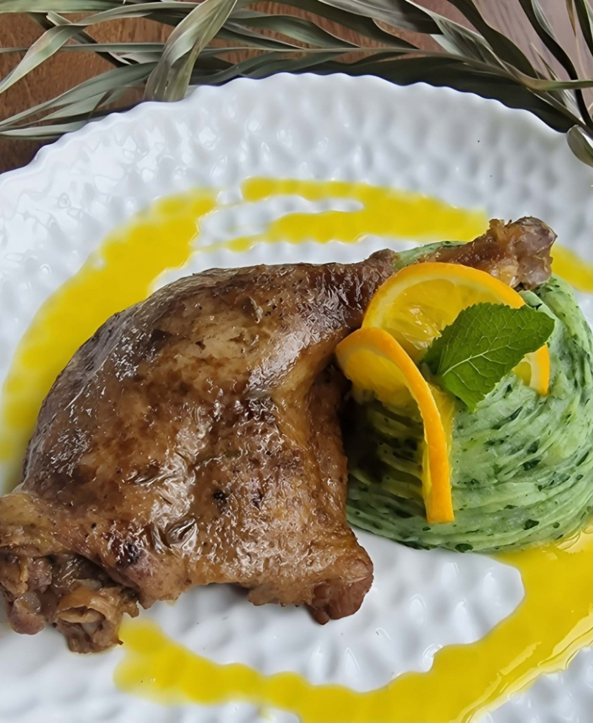 Утка с муссом из картофеля и шпината