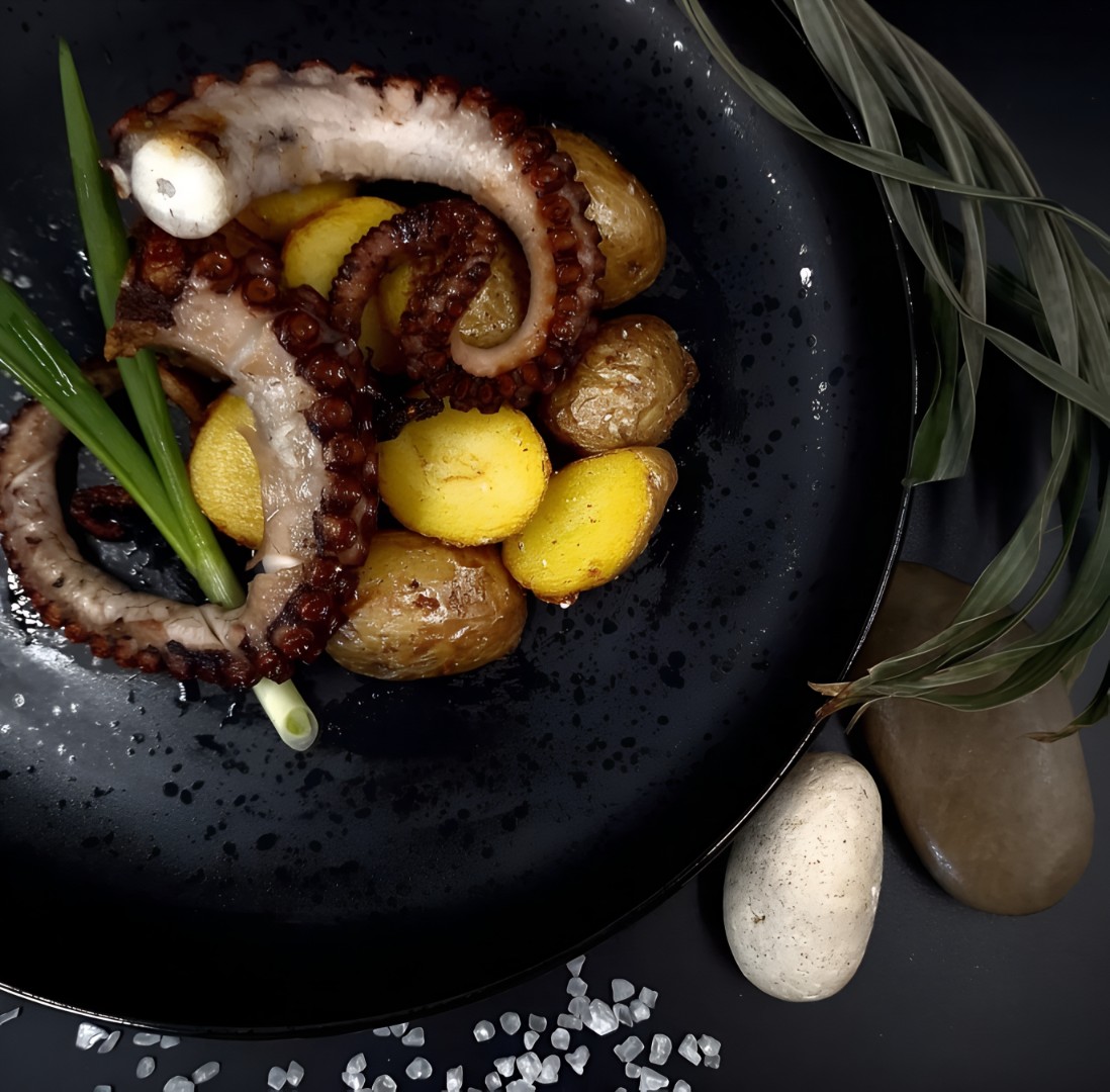 Осьминог по-галисийски с печёным картофелем